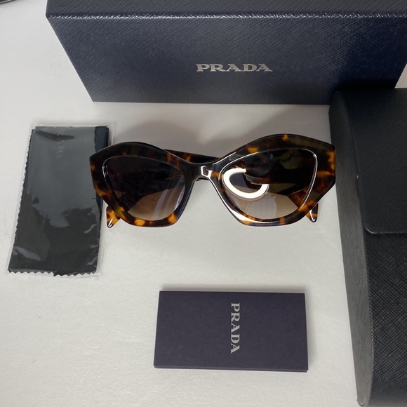 New-PRADA SPR07Y Cat Eye shape, crafted from premium Acetate. - Picture 13 of 15